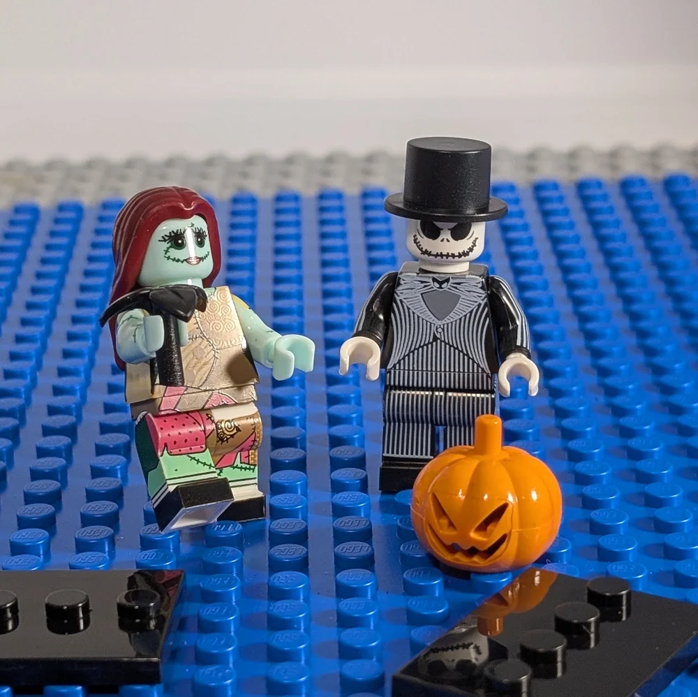 2 Minifigures- Jack and Sally Minifigures Nightmare Before Christmas Disney Toy - Picture 5 of 5